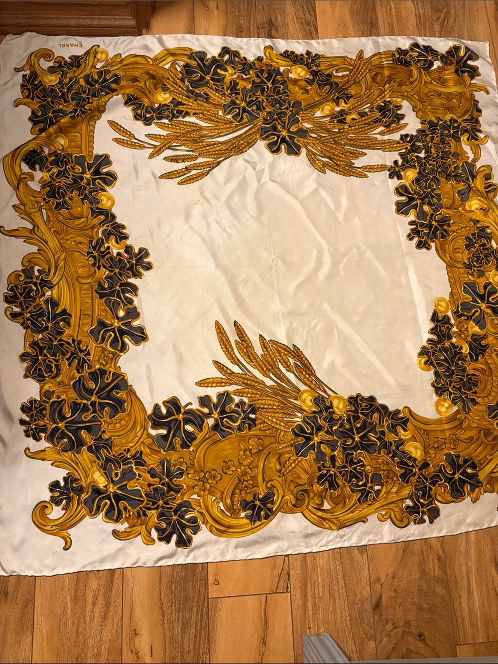 Chanel silk Scarf in Gold and Black
